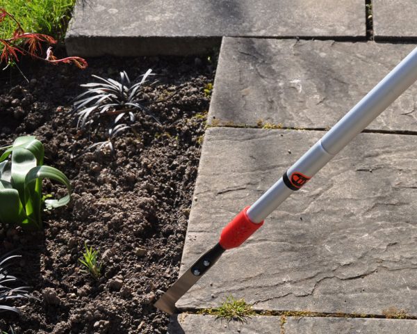 Darlac Garden Telescopic Patio / Paving Weed Knife - Image 4